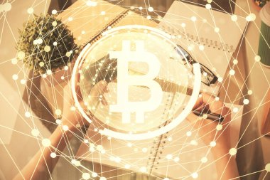 Elinde kredi kartı ve kripto temalı bir çizimle internetten kadın alışverişine çok maruz kalmış. E-ticaret engelleme kavramı.