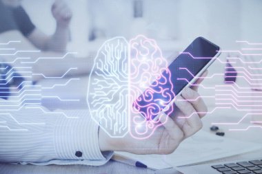 Erkeklerin el ele tutuşup dijital bir cihaz ve beyin hologramı çizimleri kullanırken çift pozlama. Veri kavramı.