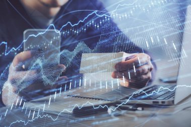 Bir adamın elini tutarken ve bir telefon ve finansal grafik çizimi kullanırken çift pozlama. Analiz kavramı.