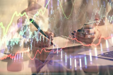 Finansal grafik çizimine çifte maruz kalma hologram ve cep telefonu kullanan bir kadın. Borsa konsepti.