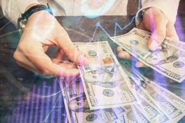Finansal grafiğe çoklu pozlama hologram, Amerikan dolarları ve insan eli. Analiz kavramı.