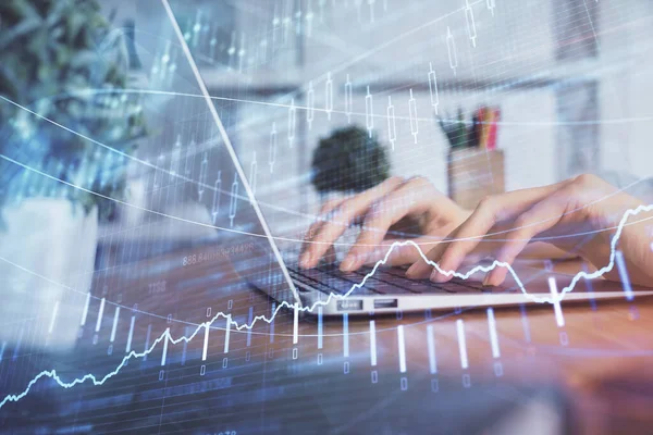 Doble exposición de las manos de la mujer escribiendo en la computadora y el dibujo del holograma gráfico de divisas. Concepto de inversión bursátil. —  Fotos de Stock