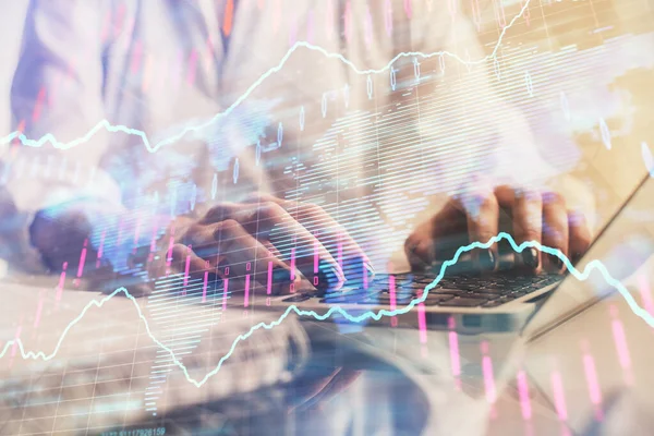 컴퓨터로 타이핑하는 여성의 손이 두 배로 노출되고, 심방도 (forex chart) 홀로그램 그림. 주식 투자 개념. — 스톡 사진