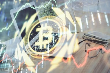 Engelleme zinciri ve kripto ekonomi temalı hologram ve bilgisayar geçmişi olan bir masa. Bitcoin kripto para kavramı.