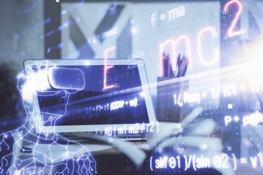 Masaüstü bilgisayar arkaplanı ve formül hologram yazımı. Çifte maruziyet. Eğitim kavramı.