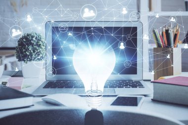 Bilgisayar ofisinde ampul simgesi hologramıyla birlikte. Çifte maruziyet. Fikir kavramı.