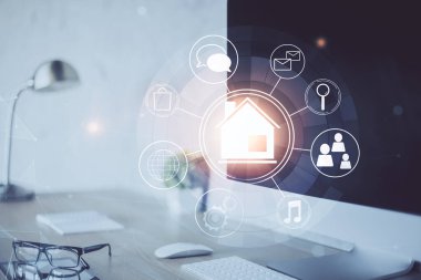 Ofisteki masaüstü bilgisayar geçmişi ve büyük kasaba binaları hologram çizimi. Çifte maruziyet. Akıllı şehir konsepti.