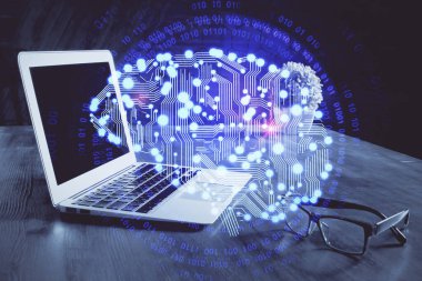 Bilgisayar ve insan beyin hologramıyla çalışma alanının çoklu açığı. Beyin fırtınası konsepti.