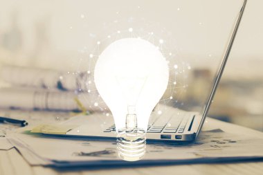 Bilgisayar ofisinde ampul simgesi hologramıyla birlikte. Çoklu maruz kalma. Fikir kavramı.