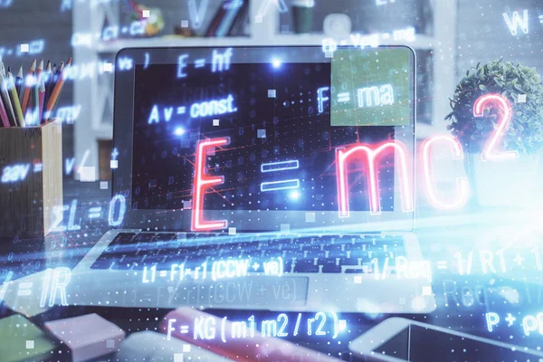 Computadora de escritorio de fondo y fórmula holograma de escritura. Doble exposición. Concepto educativo. — Foto de Stock