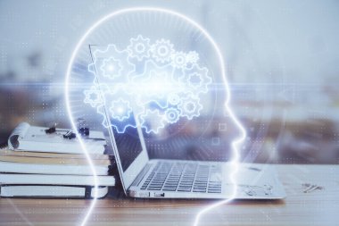 Bilgisayar ve beyin hologramı ile çalışma masasının çoklu açığı. Beyin fırtınası konsepti.