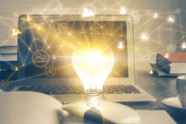 Sosyal ağ tema simgesi olan masaüstü bilgisayarı. Çoklu maruz kalma. Uluslararası bağlantılar kavramı.