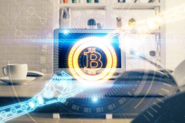 Blockchain temalı holograma ve bilgisayar arkaplanlı masaya çoklu maruz kalma. Bitcoin şifreleme para birimi kavramı.