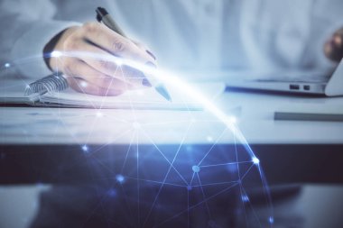 Sosyal ağ temalı hologram ellerin not almasından üstündür. Küresel uluslararası insan kavramı bağlanıyor. Çift pozlama