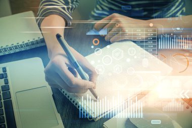 Dijital kodlama simgeleriyle notlar alan ellere çift pozlama. Bilgisayar öğrenme kavramı.