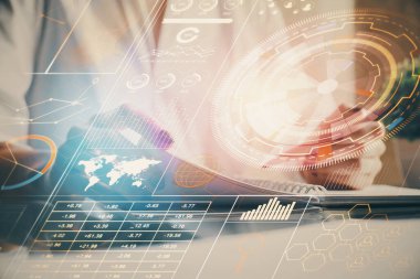 Dijital kodlama simgeleriyle notlar alan ellerin çoklu pozlanması. Bilgisayar öğrenme kavramı.