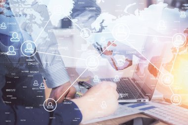 Sosyal ağ temalı hologramda iş adamı arka planda bilgisayar üzerinde çalışıyor. Çoklu pozlama.