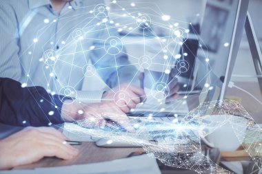 Sosyal ağ temalı hologramda iş adamı arka planda bilgisayar üzerinde çalışıyor. Çoklu pozlama.