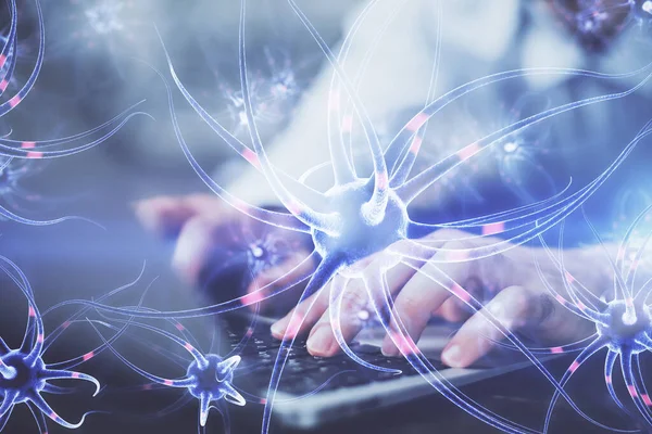 Neurón holograma con el hombre trabajando en la computadora en segundo plano. Concepto educativo. Doble exposición. —  Fotos de Stock