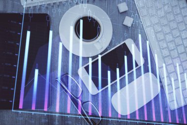 Forx grafik hologramının telefonlu masaüstü üzerinde çoklu pozlandırılması. Üst Manzara. Mobil ticaret platformu kavramı.