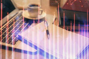 Masa arkasında kahve ve eşyalar olan ön x çizelgesi ve masaüstüne çift pozlama. Finansal piyasa ticareti kavramı