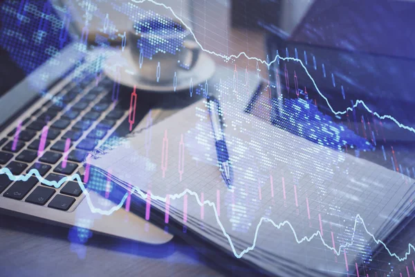 Doble exposición del dibujo gráfico de divisas y escritorio con café y artículos en el fondo de la mesa. Concepto de negociación en el mercado financiero —  Fotos de Stock