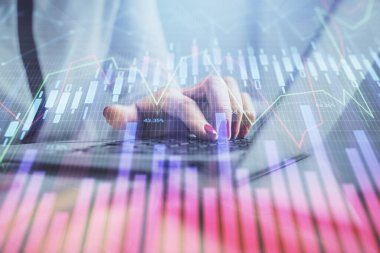 İşkadını ellerinin bilgisayar ve finansal grafik hologramı çizimlerinde çifte pozlama. Borsa analizi kavramı.