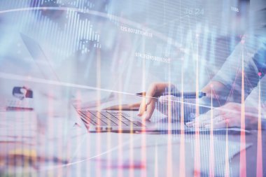 Bilgisayarda ve finansal grafik hologramında yazı yazan kadın ellerine çok maruz kalmış. Borsa analizi kavramı.