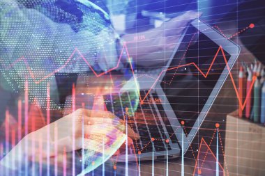 Bilgisayarda ve ön x grafik hologram çiziminde kadın eli yazarken çift pozlama. Borsa yatırım kavramı.