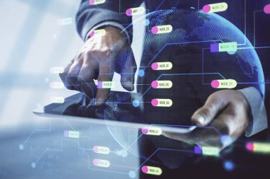 Erkeklerin el ele tutuşup dijital bir cihaz ve veri temalı hologram çizimi kullanırken çift pozlama. Teknoloji konsepti.