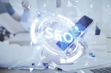 Erkeklerin el ele tutuşup dijital bir cihaz ve seo çizimi kullanırken birden fazla pozlama. arama optimizasyonu kavramı.
