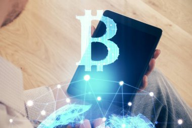 Erkeklerin el ele tutuşmalarının ve telefon ve kripto para birimi engelleme teması çiziminin iki kez görüntülenmesi.