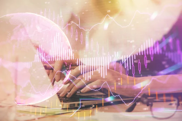 Multi exposición de las manos de la mujer escribiendo en el dibujo del holograma de la computadora y del gráfico financiero. Concepto de análisis bursátil. — Foto de Stock