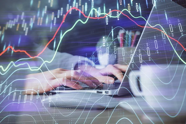 Doppia esposizione delle mani della donna che scrivono sul disegno dell'ologramma del grafico del forex e del computer. Concetto di investimento in borsa. — Foto Stock