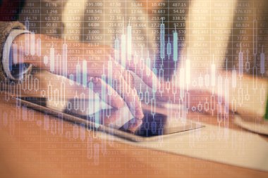 Önx grafik çizimine çifte maruz kalma ve kadın ve erkeğin birlikte çalışarak mobil bir cihaz kullanması. Ticaret konsepti.