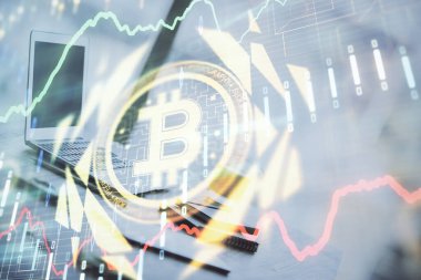Engelleme zinciri ve kripto ekonomi temalı hologram ve bilgisayar geçmişi olan bir masa. Bitcoin kripto para kavramı.