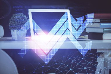 Bilgisayar masaüstünde, okların hologramını gösteriyor. Çifte maruziyet. Başarı kavramı.