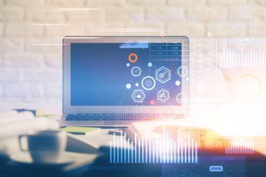 Masaüstü bilgisayar ve teknoloji temalı holograma çoklu maruz kalma. Yazılım geliştirme kavramı.