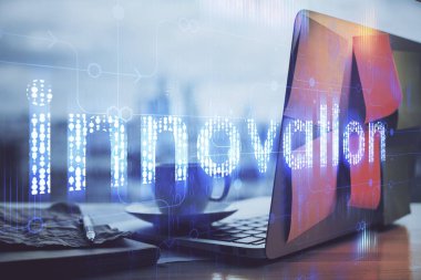 Dizüstü bilgisayar ve teknoloji temalı holograma çifte maruz kalma. Serbest çalışma kavramı.