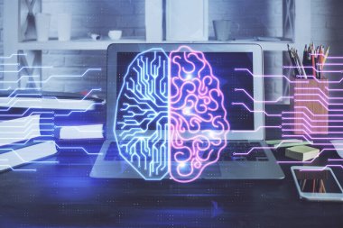 Bilgisayar ve beyin çizimi hologramıyla çalışma masasına çift pozlama. Beyin fırtınası konsepti.