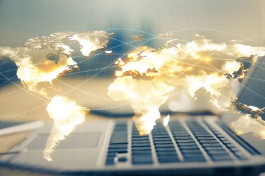 İş teması simgelerinin çoklu pozlandırılması ve bilgisayar geçmişi olan masa. Başarı kavramı.