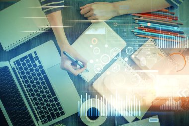 Dijital kodlama simgeleriyle notlar alan ellere çift pozlama. Bilgisayar öğrenme kavramı.