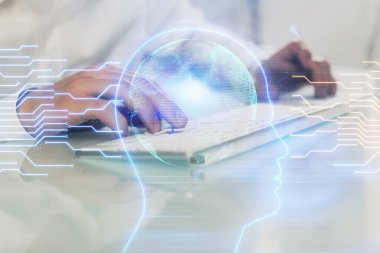 Bilgisayar geçmişi ve beyin temalı hologramı olan bir adam. Beyin fırtınası kavramı. Çift pozlama.