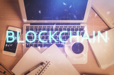Masaüstü arkaplanındaki bilgisayarın üzerinden engelleme temalı hologram çizimleri. Üst Manzara. Çift pozlama.
