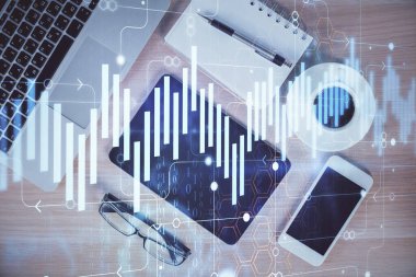 Forx grafik hologramının telefonlu masaüstü üzerinde çoklu pozlandırılması. Üst Manzara. Mobil ticaret platformu kavramı.