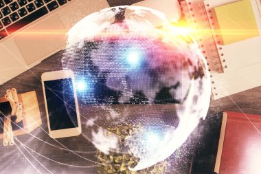 Masaüstü üzerinde telefon ile iş temalı hologramın çifte pozlandırılması. Üst Manzara. Mobil uluslararası ticaret bağlantısı kavramı.