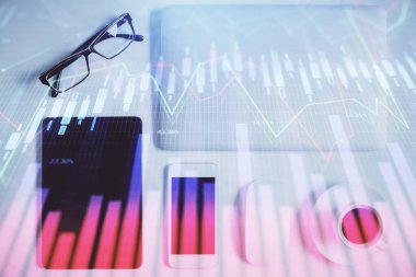 Masaüstünde telefonlu ön x grafik hologramına çift pozlama. Üst Manzara. Mobil ticaret platformu kavramı.