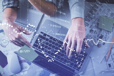 Kadın ve erkeğin birlikte çalışması ve veri temalı hologram çizimi. Bilgisayar arkaplanı. Üst Görünüm.