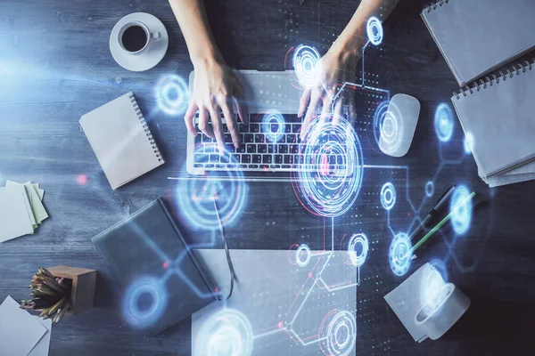 Doppia esposizione delle mani della donna che lavorano al disegno dell'ologramma di tema di dati e del calcolatore. Vista dall'alto. Concetto tecnologico. — Foto Stock