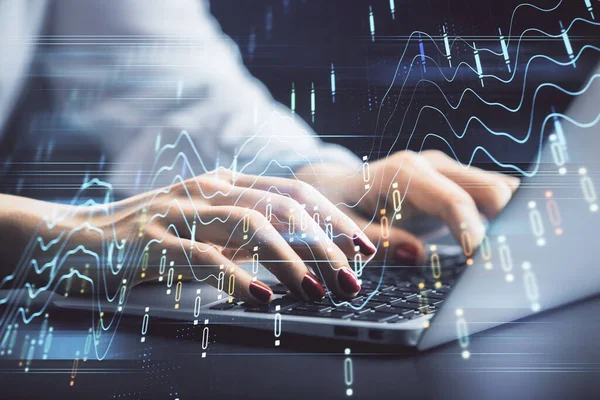 Doble exposición de las manos de la mujer de negocios escribiendo en la computadora y el dibujo del holograma gráfico de divisas. Concepto de análisis financiero. —  Fotos de Stock